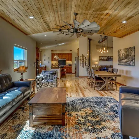 Villa 345 Midiron Ave